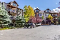 Perfect location! Beautiful top floor condo. Walk to ski and town Hotels in Warriors Mark