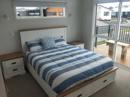 Brand new Holiday Home 400m From Beach Отели рядом с достопримечательностью «Tasman Holiday Parks - Waihi Beach»