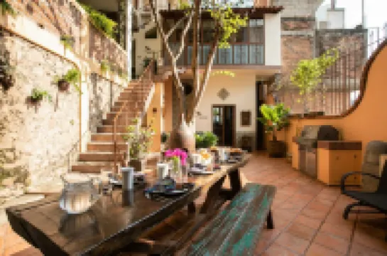 Split-Level Loft in a Staffed Villa with Inspiring Views and a Saltwater Pool Hotels in Alta Vista