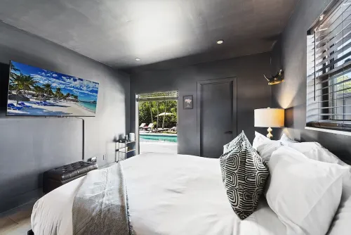 Entire villa, North Miami Beach with pool on canal!