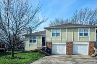 Beautiful and Cozy Olathe Home. Family friendly with King Bed Hotels near Olathe Station