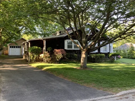 Home page of Southampton Village Отели рядом с достопримечательностью «Cryder Beach»