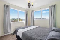 Stunning view, privacy, close to ferry & brand-new Hotels near New World Newlands