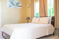 TGE: Modern 7bd-8bt - private chef- Pool Hotels in Sandy Bay