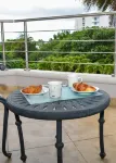 Tranquil Oceanside property: Pools & Direct Beach Access