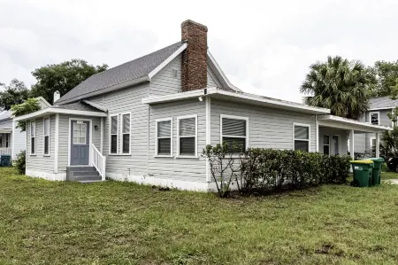 Cozy Downtown Eustis Home minutes from Mt Dorah! Отели в г. Юстис