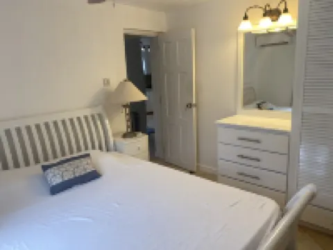 Roomy Lower 3 Bedroom West Coast Property with Pool Hotéis em Mount Standfast