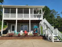 Serene, Spacious Lakefront Home in a Quiet Cove Hotels in Mecklenburg County