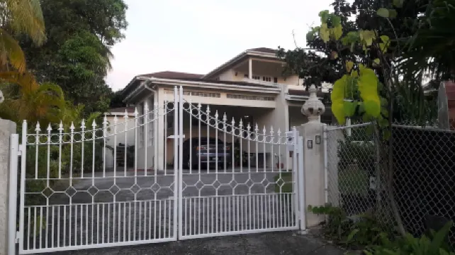 Apartment in quiet upscale Holetown area near Limegrove Centre and Beach