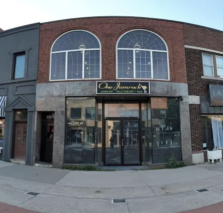 Penthouse suite in heart of little Italy Отели в г. Виндзор