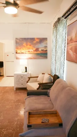 2 bedroom apartment 5 min walk to the beach!