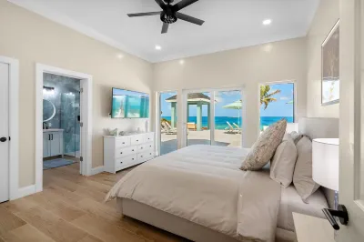 Luxury Private Oceanfront Villa w/ Infinity Pool - Sleeps 6- 12 people Hotels in 