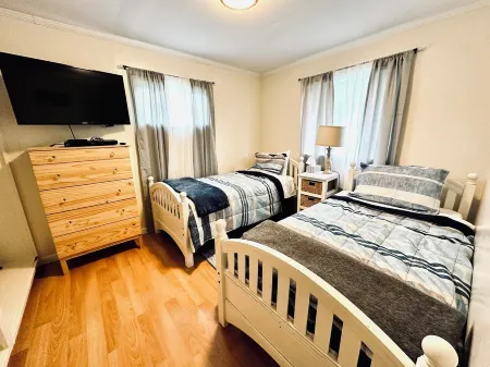 Only 5 minute walk to Downtown and attractions! Explore Alaska