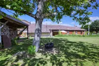 Cottage in an old Bordeaux wine cellar space, calm and comfort