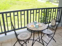 3BDR Condo, WIFI, Balcony, Parking, Pool, AC, 2 min from the Beach 보케론 호텔
