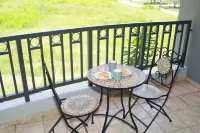3BDR Condo, WIFI, Balcony, Parking, Pool, AC, 2 min from the Beach