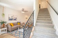 Cozy townhouse close to downtown, F&M Arena, APSU! Sleeps 8!