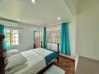 Cozy family-sized cottage with tropical views Các khách sạn gần Tony Gibbons Beach