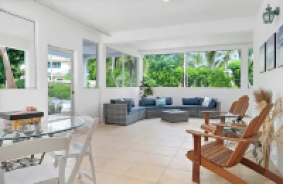 Lovely & spacious apartment in Grace Bay, Providenciales - AC, WiFi, Smart TV
