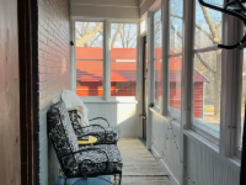 Gorgeous Historic Victorian - 4 bedrooms 2 bathrooms - 4 Blocks Walk to Town Hotels in Ste. Genevieve County