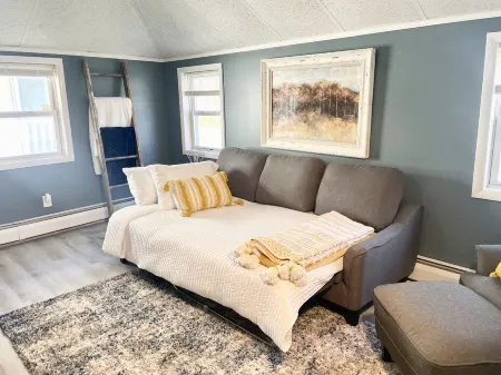 NEW Chautauqua Cottage, Lake Views, King Bed & Hot Tub