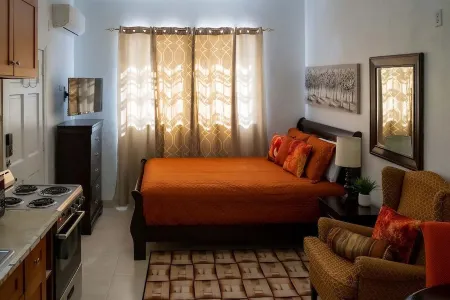 5 Min Drive to Junkanoo Beach, Arawak Cay, Ardastra Garden & Zoo & Attractions Отели рядом с достопримечательностью «Ардастра Гарденс & Уайлдлайф Консервейшен Сентр»