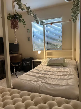 Cozy home in nice neighborhood next to largest park in Redding ! Pet friendly.