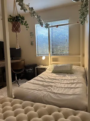 Cozy home in nice neighborhood next to largest park in Redding  ! Pet friendly.
