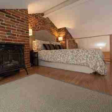 Historic Apartment Downtown Kingston Rooms