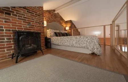 Historic Apartment Downtown Kingston Отели рядом с достопримечательностью «Университет Квин»