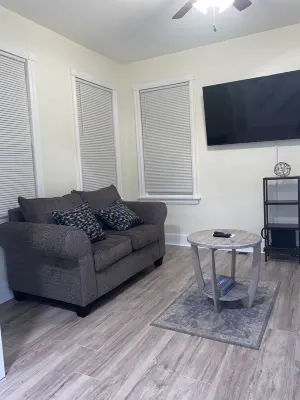 Super cute 3 bedroom remodeled townhouse near downtown Wilmington โรงแรมใน