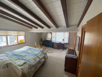 Direct Water Access to Lake! w/ Boat Dock, Heat, AC, TV & Internet, Sleeps 6