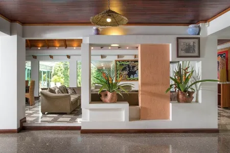 4BR Casa Peces Santa Ana, Private Indoor Pool & Sauna!
