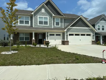 5-bedroom 4-bathroom big spacious residence