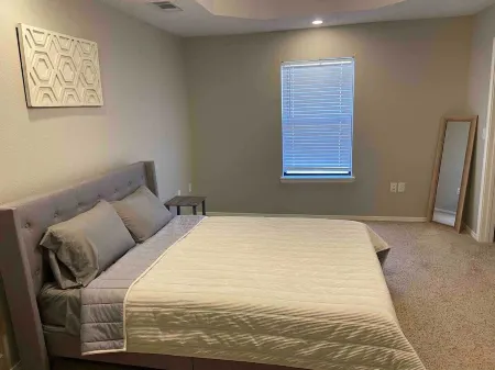 Lovely 2 bedroom w/ 2 bathroom cozy & clean rental