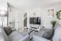 Elegant 4BR House Near City Centre Angus Suites