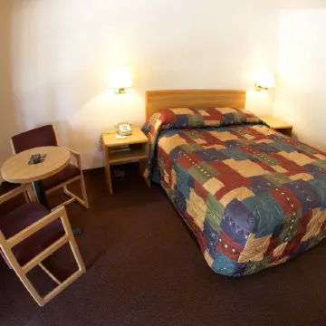 EZ 8 Motel Airporter