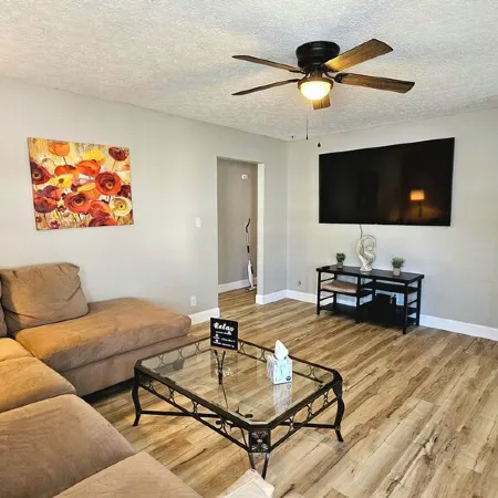 Cozy 3Bdrm Home Renovated Bathrooms, Game Rm FencedYard & Fast WiFi Dog Friendly
