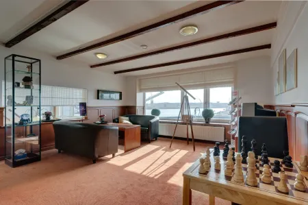 Hotel de Boegschroef Отели в г. Схемда