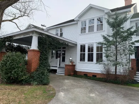 Cameron House Inn Отели рядом с достопримечательностью «Парк Роанок Фестивал»