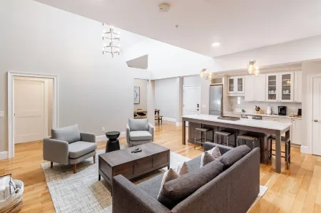 The Newport Lofts - Brick Market Place Отели рядом с достопримечательностью «Брейкерс»