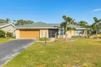 4 Mi to Lakes Park: Family Home in Fort Myers!