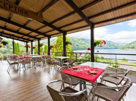 Logis Hôtel Belle Vue Отели в г. Сент-Кристин