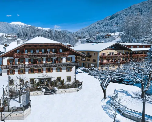 Hotel Weisses Lamm Hotels in Monguelfo
