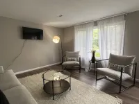 Horace House On The Hill Hotels in Maple Grove