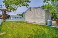 Pet-Friendly Villas Vacation Rental Walk to Bay - WiFi