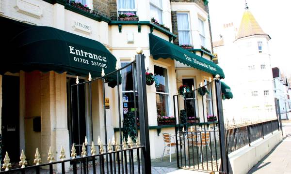 Ilfracombe House Hotel - Near Cliffs Pavilion