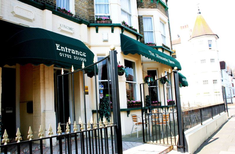Ilfracombe House Hotel - Near Cliffs Pavilion