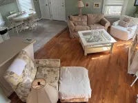 Beautiful old style beach cottage Walk to beach/ restaurants Center of town