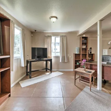 Hawaiian Hideaway w/ Yard < 2 Miles to Hilo Bay!